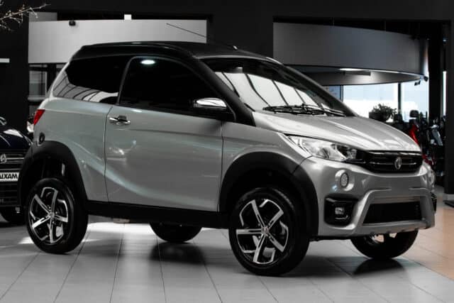 Aixam Crossover Premium Emotion 2022 Brommobiel Occasion Zilvergrijs Metallic