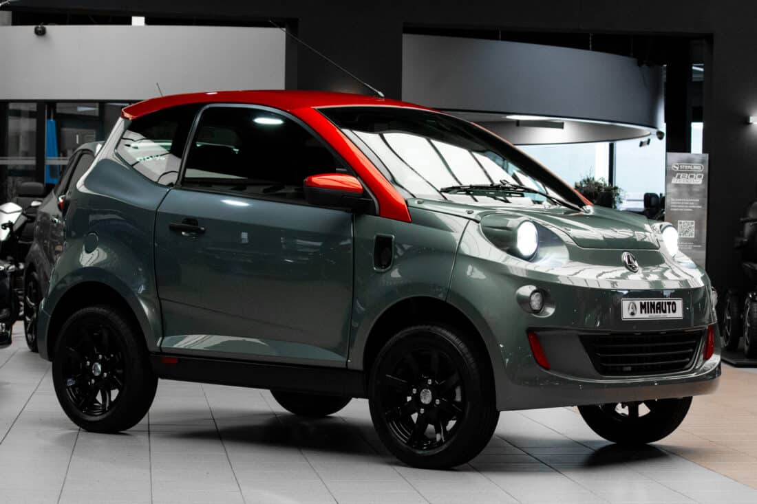 Aixam E Minauto Chic 2026 Brommobiel Elektrisch Nieuw Titianium Dak Rood