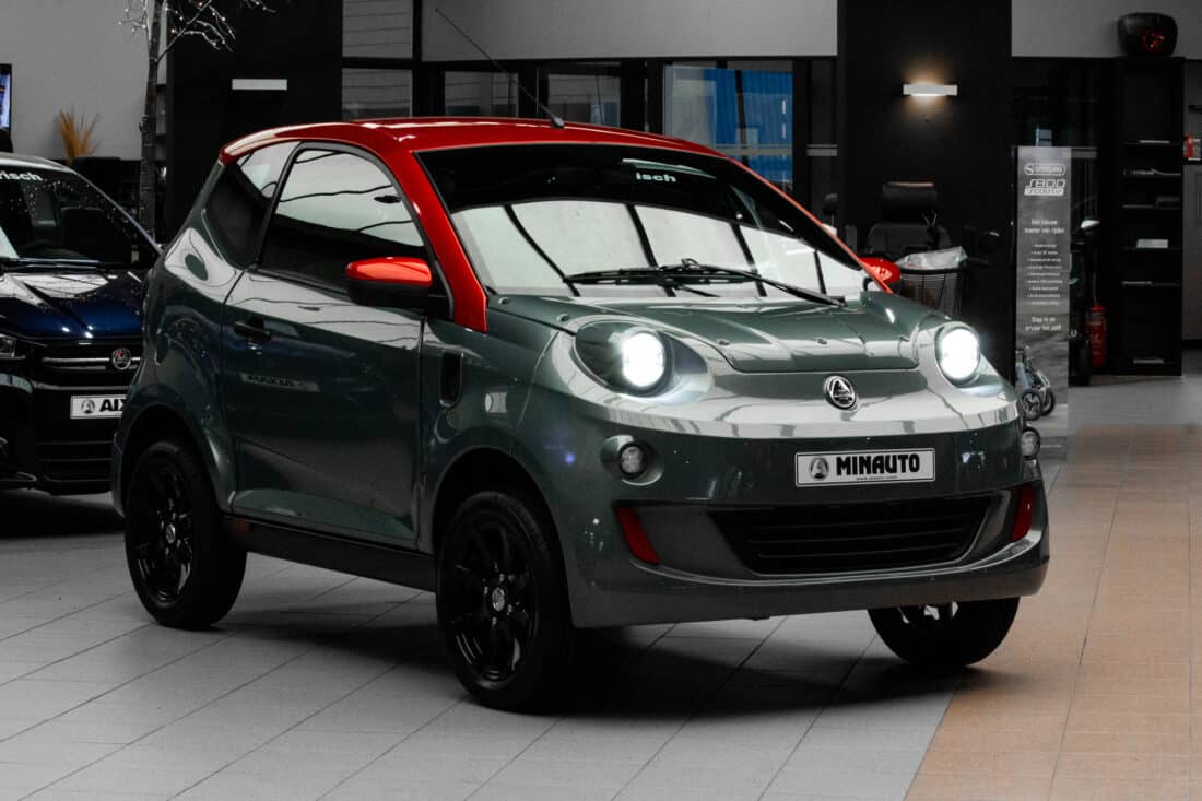Aixam E Minauto Chic 2026 Brommobiel Elektrisch Nieuw Titianium Dak Rood