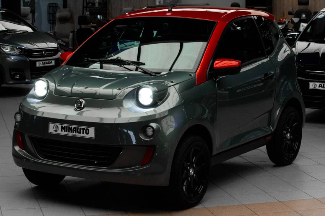 Aixam E Minauto Chic 2026 Brommobiel Elektrisch Nieuw Titianium Dak Rood