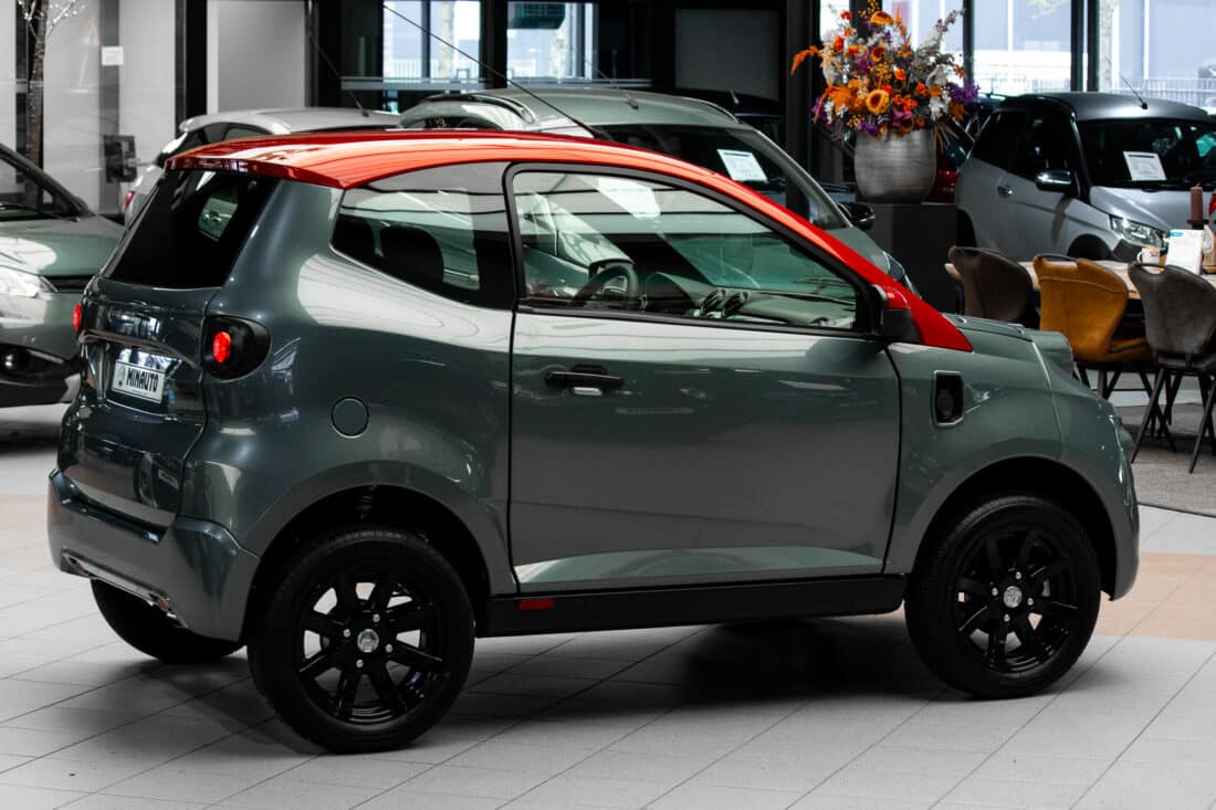 Aixam E Minauto Chic 2026 Brommobiel Elektrisch Nieuw Titianium Dak Rood