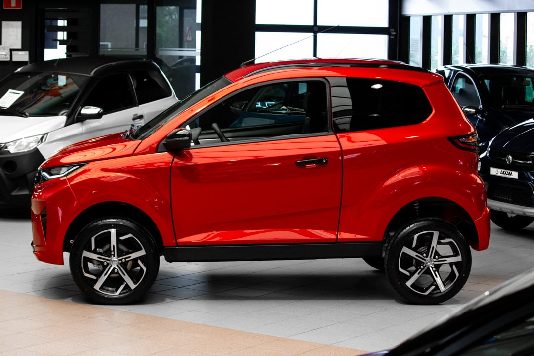 Aixam Crossover Premium Ambition E5 2026 Brommobiel Parelmoerrood Metallic