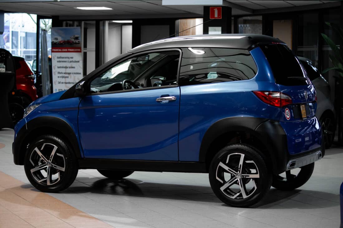 Aixam Crossover Premium Emotion 2021 Brommobiel Occasion Saffierblauw Metallic