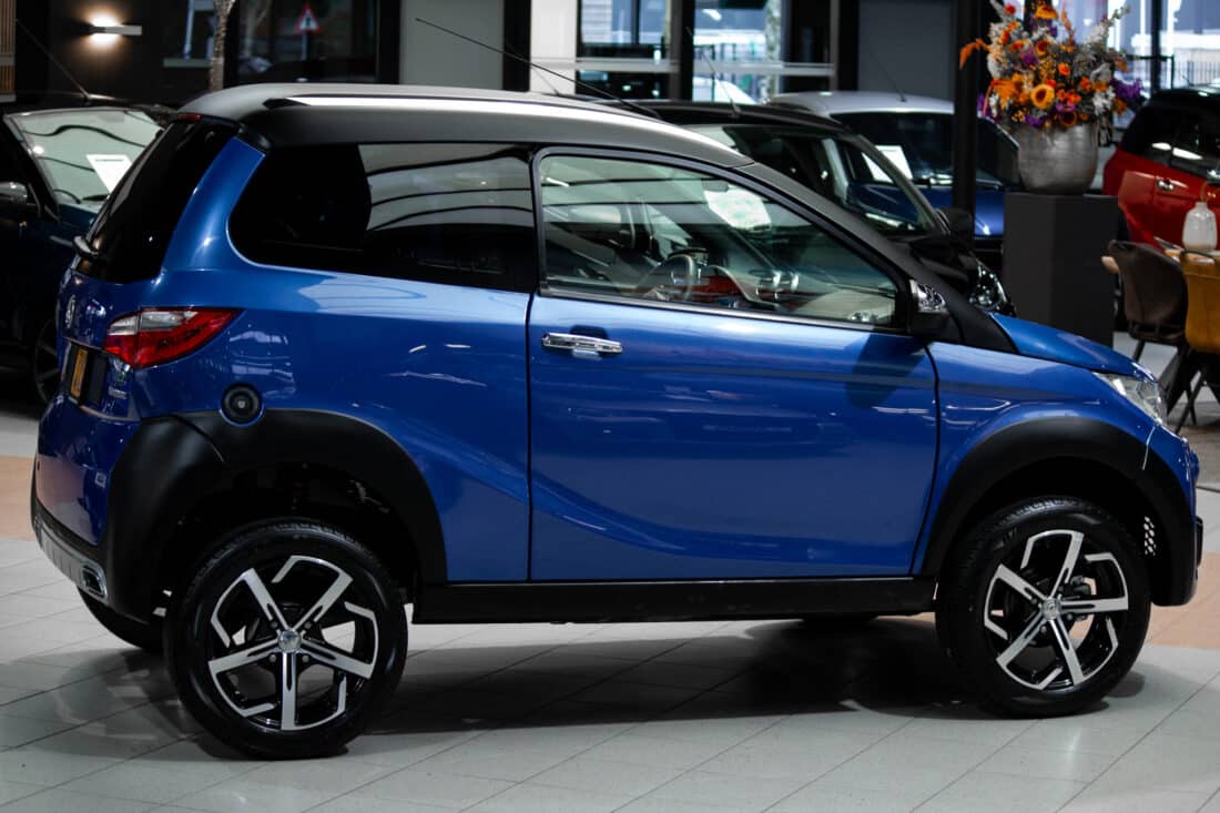 Aixam Crossover Premium Emotion 2021 Brommobiel Occasion Saffierblauw Metallic